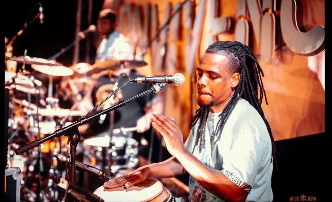 Lucu, en su mejor espacio, arriba de un escenario en el festival convivencia en Francia, cumpliendo sueños de transportar la música a cada rincón.