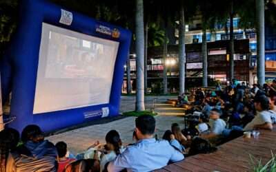 Cine bajo las estrellas: el espacio que devolvió el encuentro a la universidad